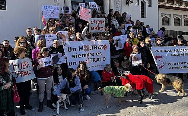 Manifestantes, este domingo en Cieza.