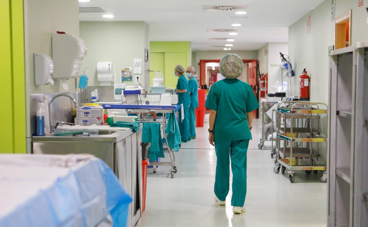 Sanitarios en la zona de quirófanos del hospital Rafael Méndez en una imagen de archivo. 