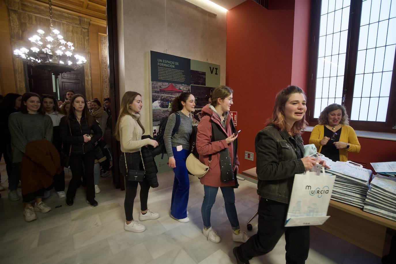 Fotos: Los &#039;erasmus&#039; visitan el Consistorio, en imágenes