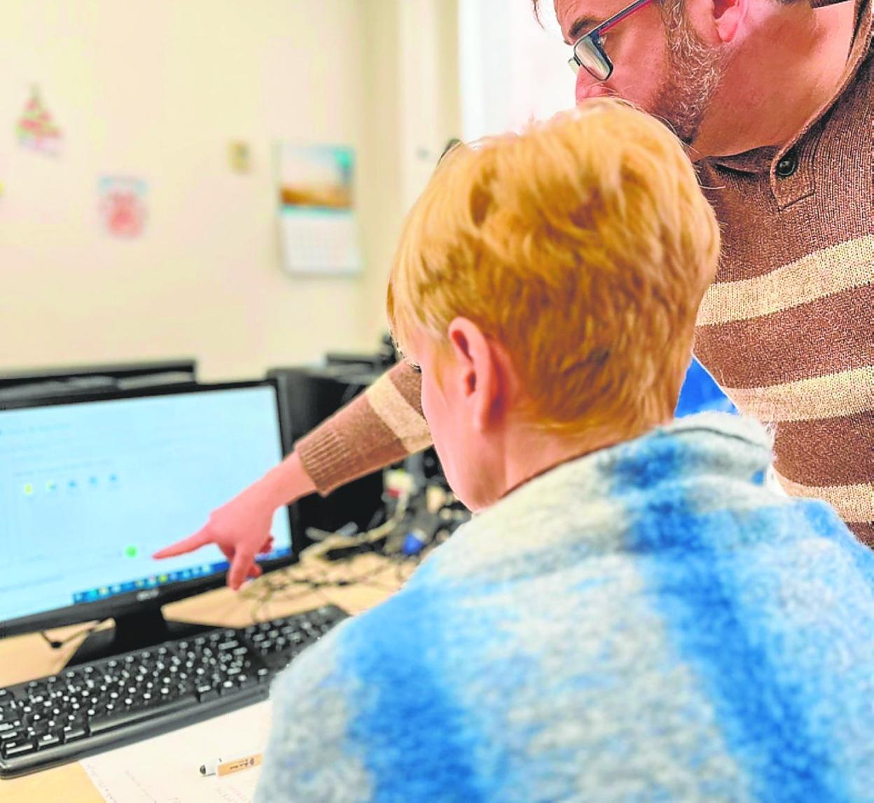 Un formador de Aula Nova dirigiéndose a una alumna. 
