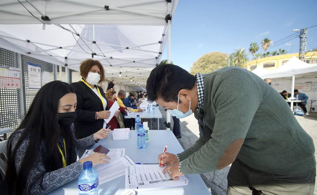 Foto de las votaciones de ecuatorianos en La Fica, de Murcia, en abril de 2021. 