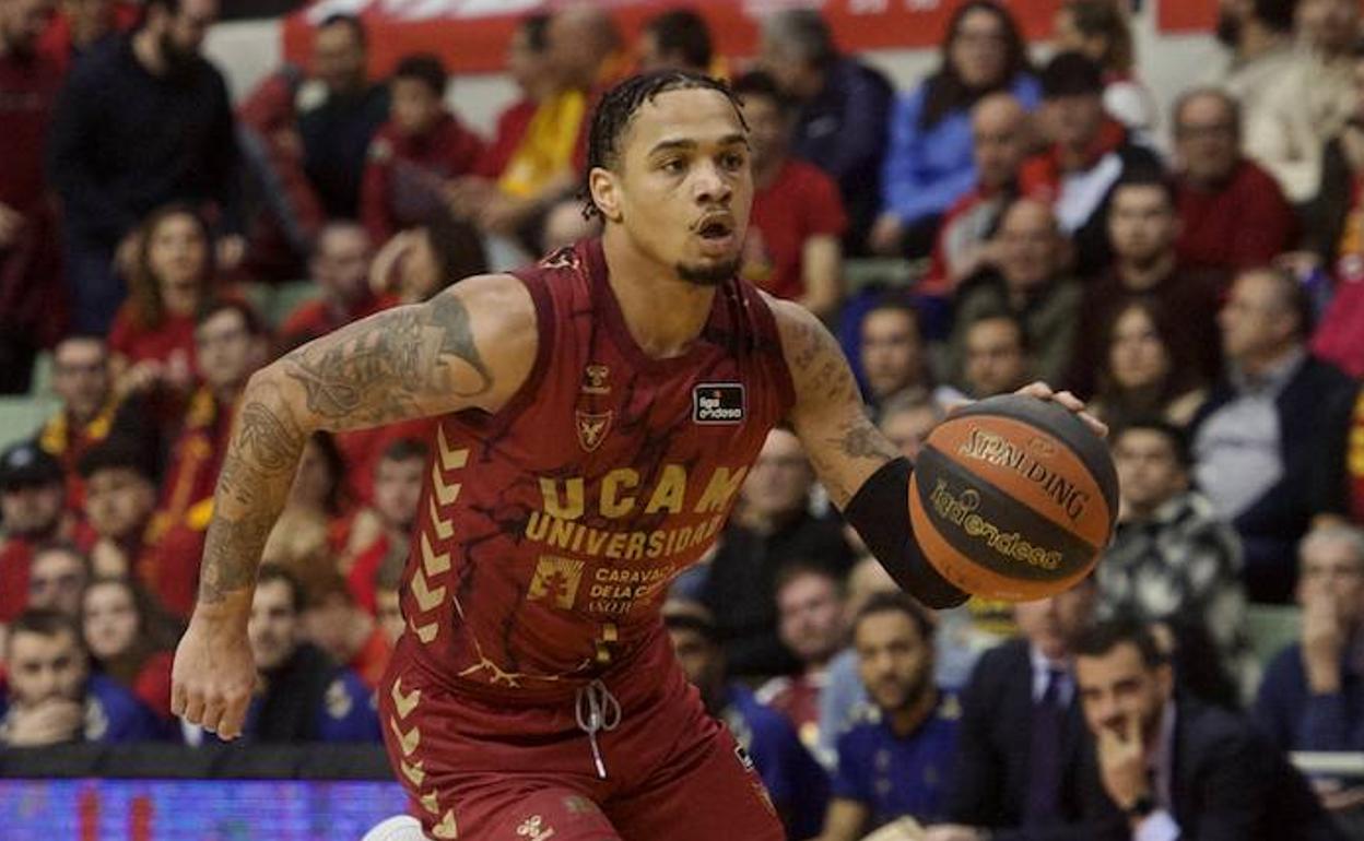 Jordan Davis conduce el esférico en una imagen de archivo.