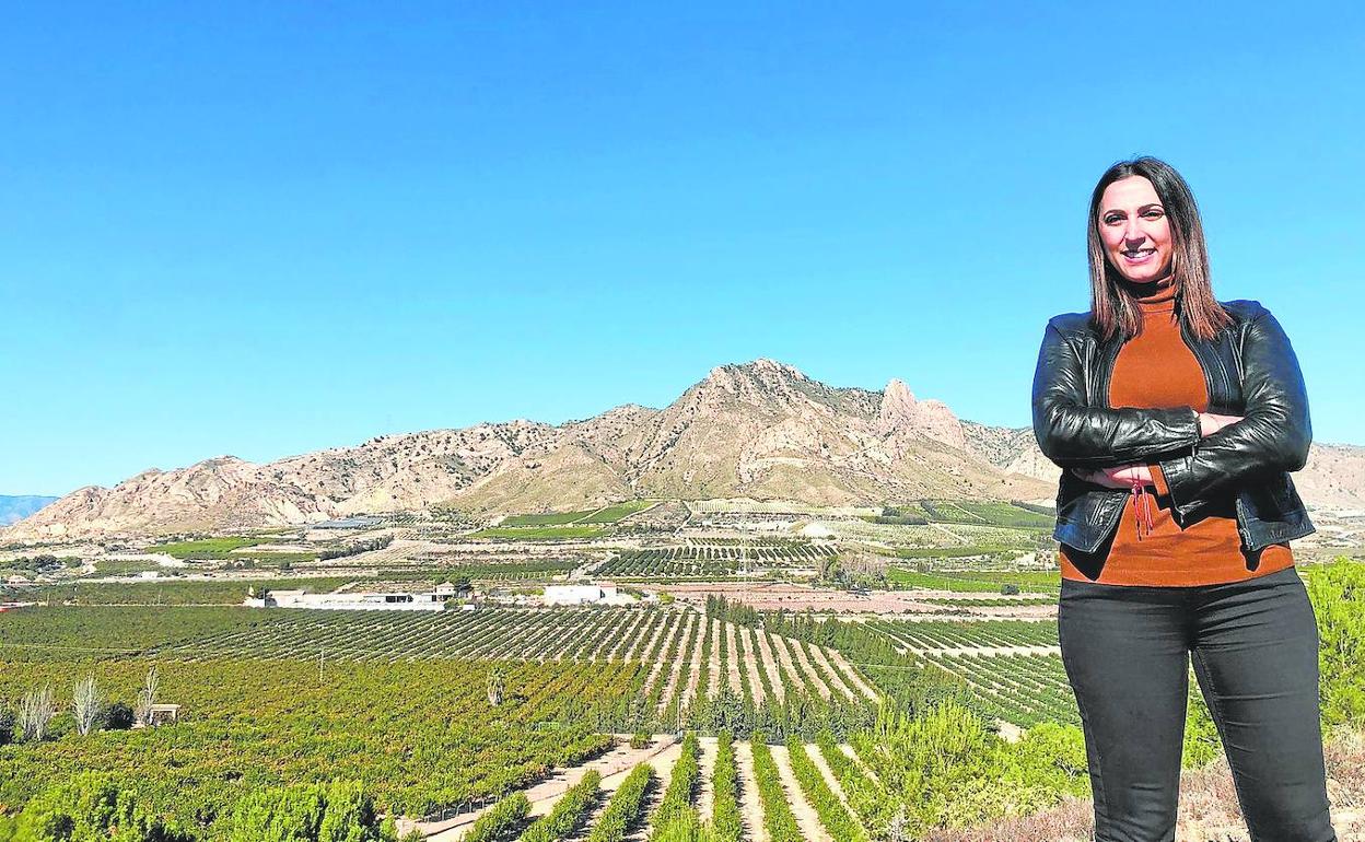 Sara Rubira, presidenta de la Comunidad de Regantes El Porvenir de Abanilla, ayer con los cultivos de cítricos al fondo.