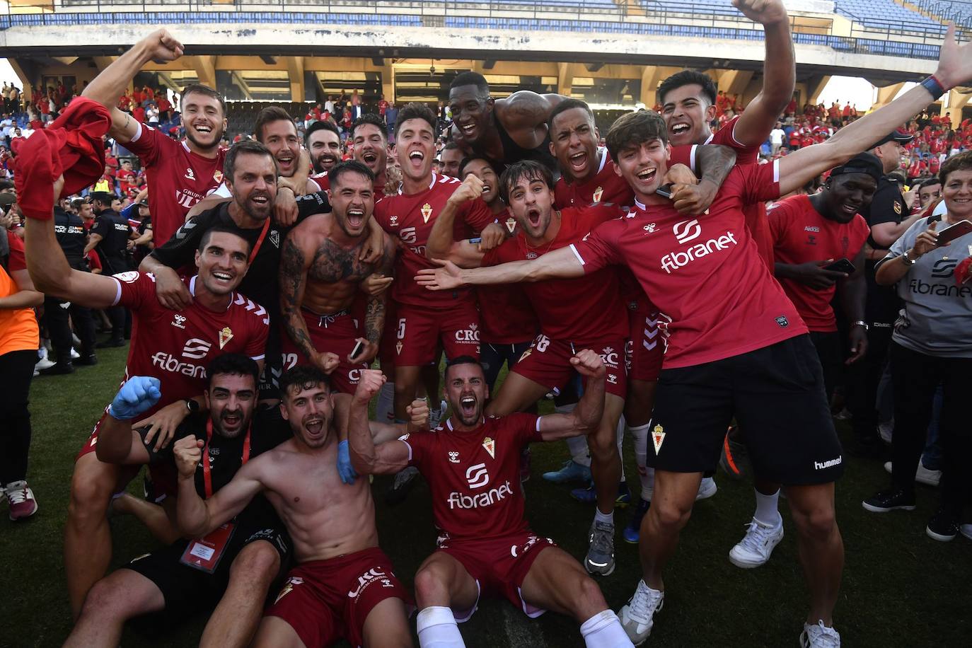  Jugadores del Real Murcia celebrando su ascenso. 