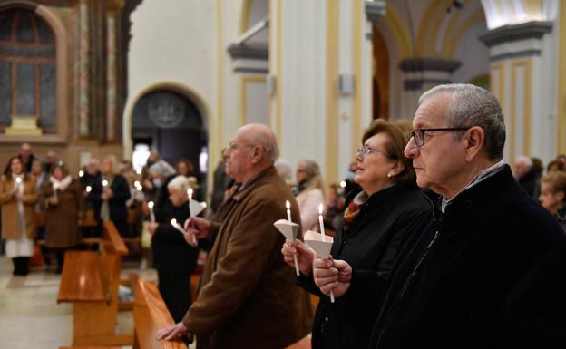 Imagen principal - Bendición e imposición de velas ante la imagen de la Candelaria en Murcia