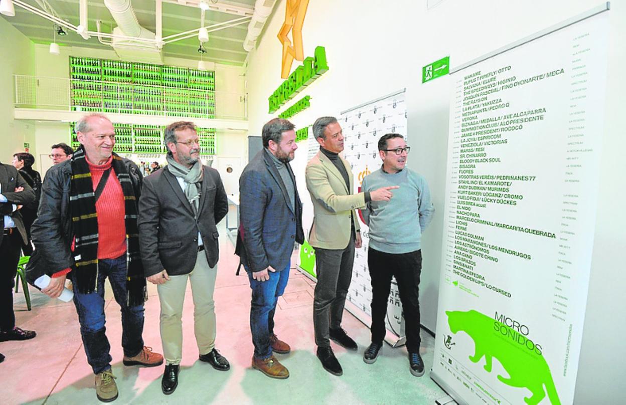 El consejero Marcos Ortuño, ayer, entre Yago Delgado (Estrella de Levante) y Rafa Gómez (Silbato), en la presentación. 