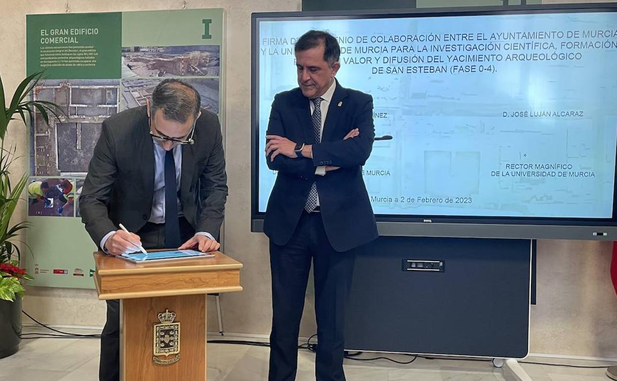 José Luján firma el acuerdo de colaboración con el Ayuntamiento de Murcia junto al alcalde, José Antonio Serrano. 