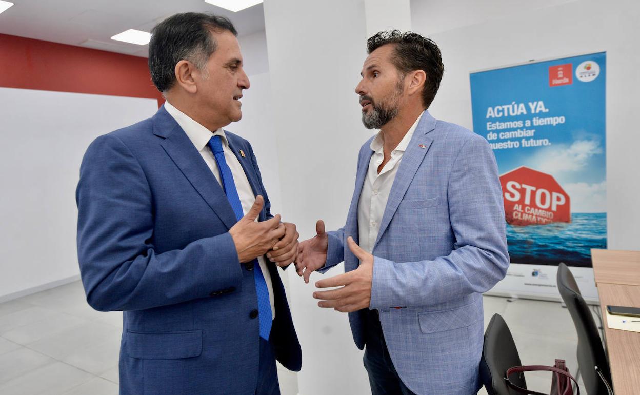 El alcalde de Murcia, José Antonio Serrano, conversa con Mario Gómez en una foto de archivo.