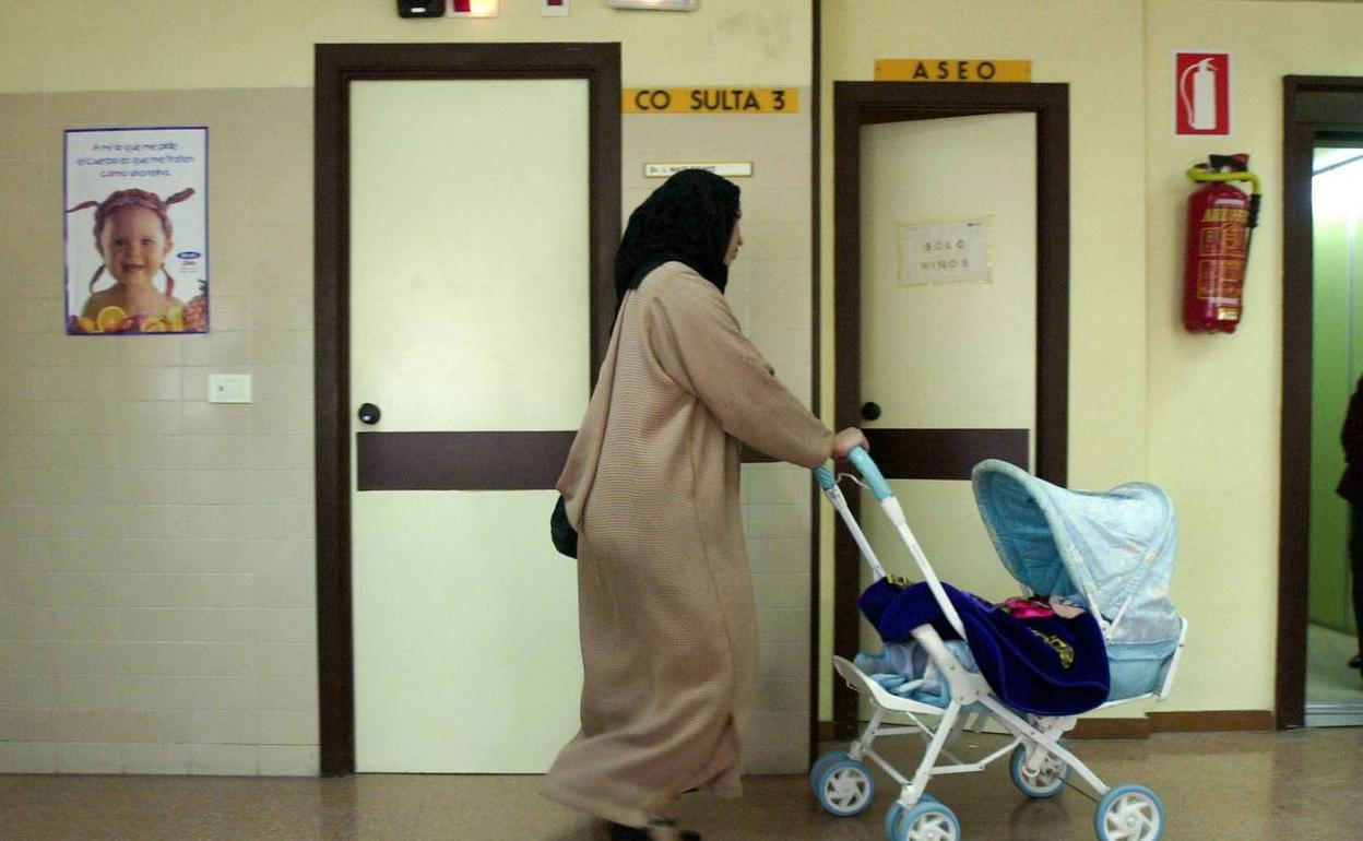 Una mujer acude al centro de salud de la calle San Vicente en una imagen de archivo. 