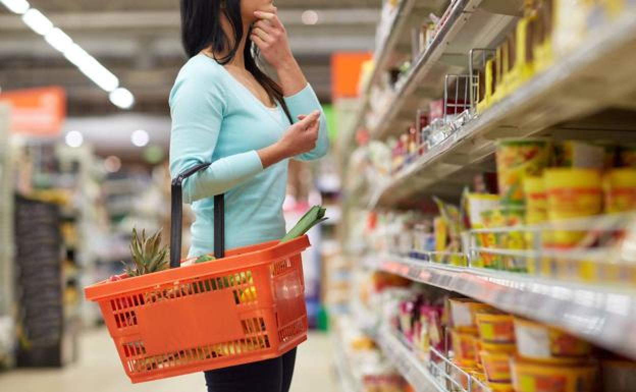 Una mujer compra en un supermercado. 