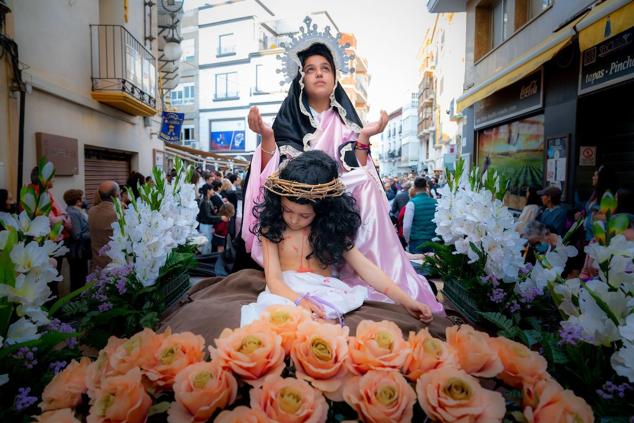 La Procesión de Papel recorre la calle Corredera de Lorca. Un millar de niños y niñas participan en el desfile con trajes y carrozas realizados por ellos mismos.