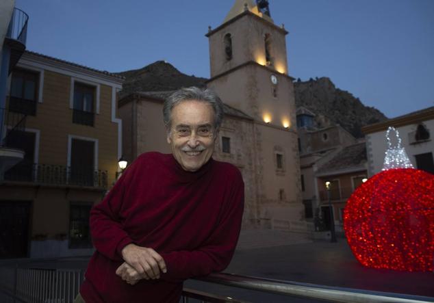 Pedro Cano, Medalla de Oro al Mérito en las Bellas Artes, en la plaza del Ayuntamiento de Blanca. 