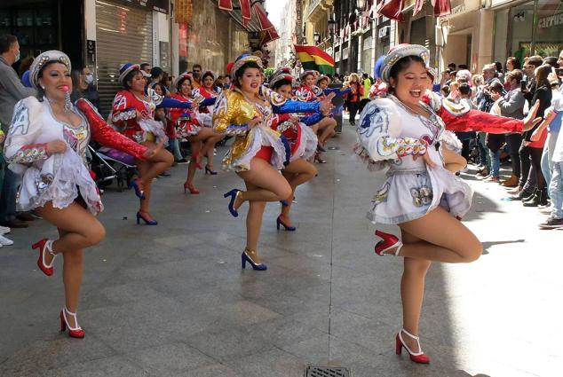  Grupo de baile de Bolivia en un pasacalles. 