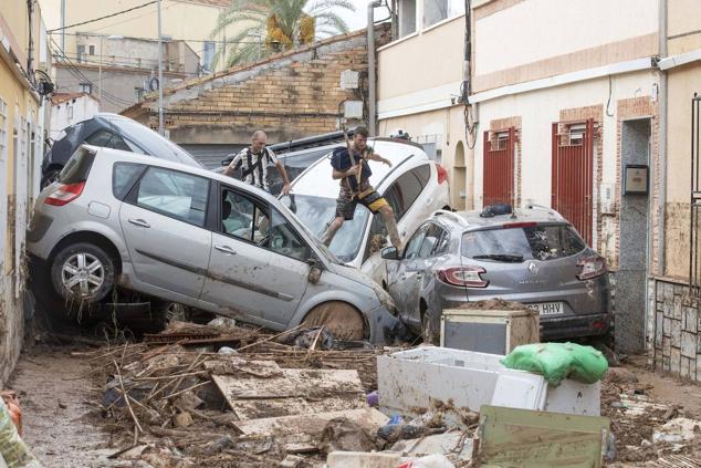 Coches destrozados por la riada a su paso por Javalí Viejo (Murcia). 