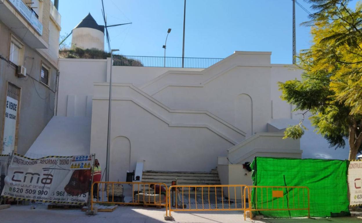 Obras de restauración de la escalera de acceso a la Muralla de Tierra.