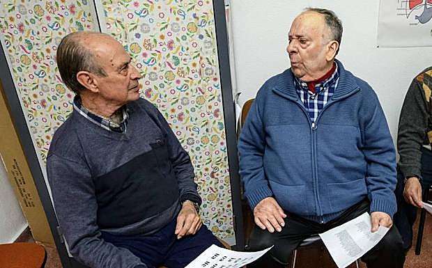 El monitor Juan Garre (izq) ayuda a Jesús García (dcha) con sus ejercicios de vocalización. 