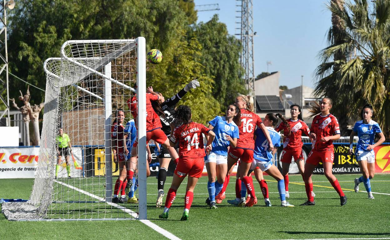 Coronado salva un gol del Alhama, este sábado, en el José Kubala.