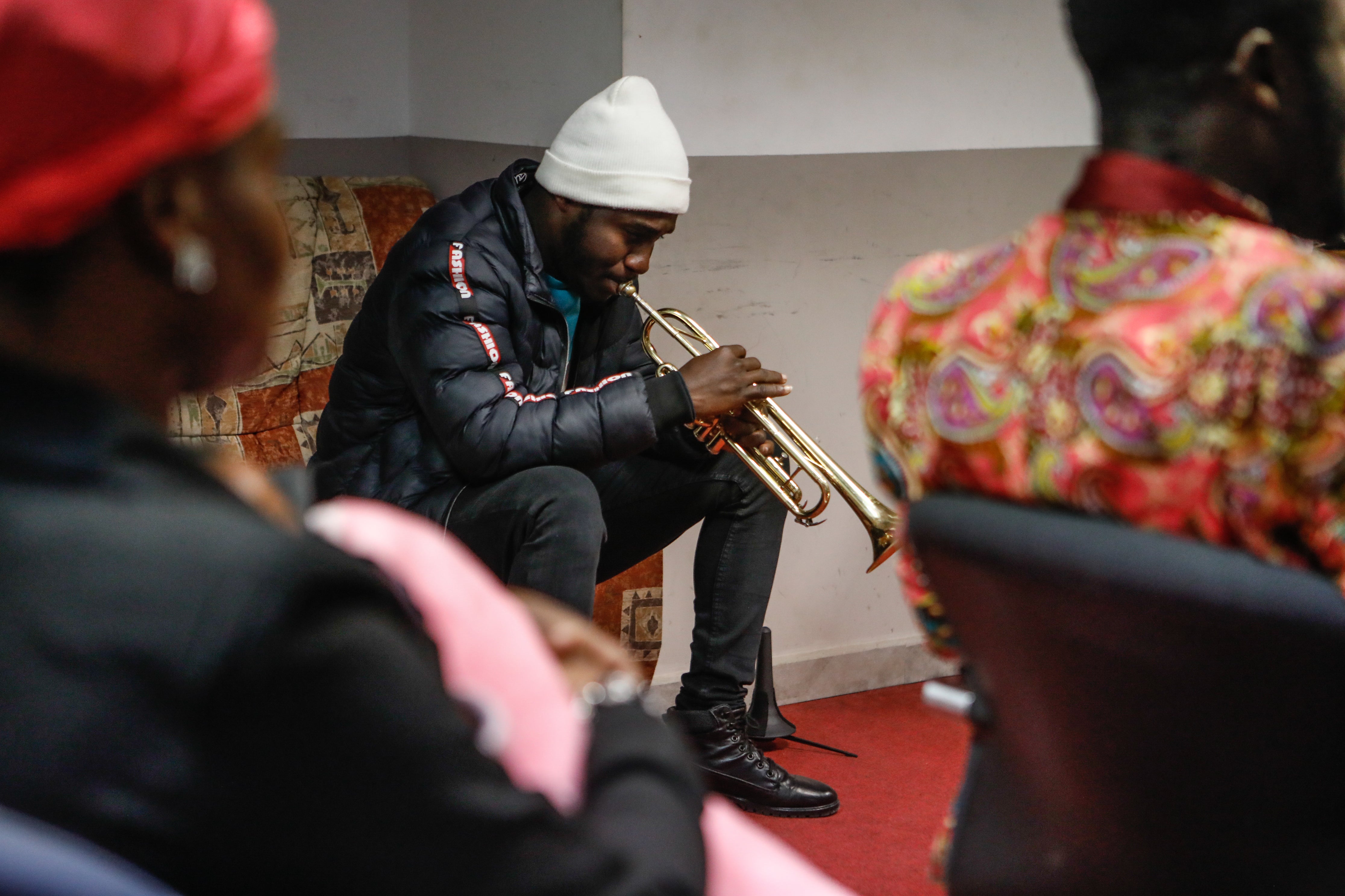 Fotos: Oficio religioso en la iglesia cristiana de Lorca a la que acuden en el barrio de La Viña vecinos de Ghana