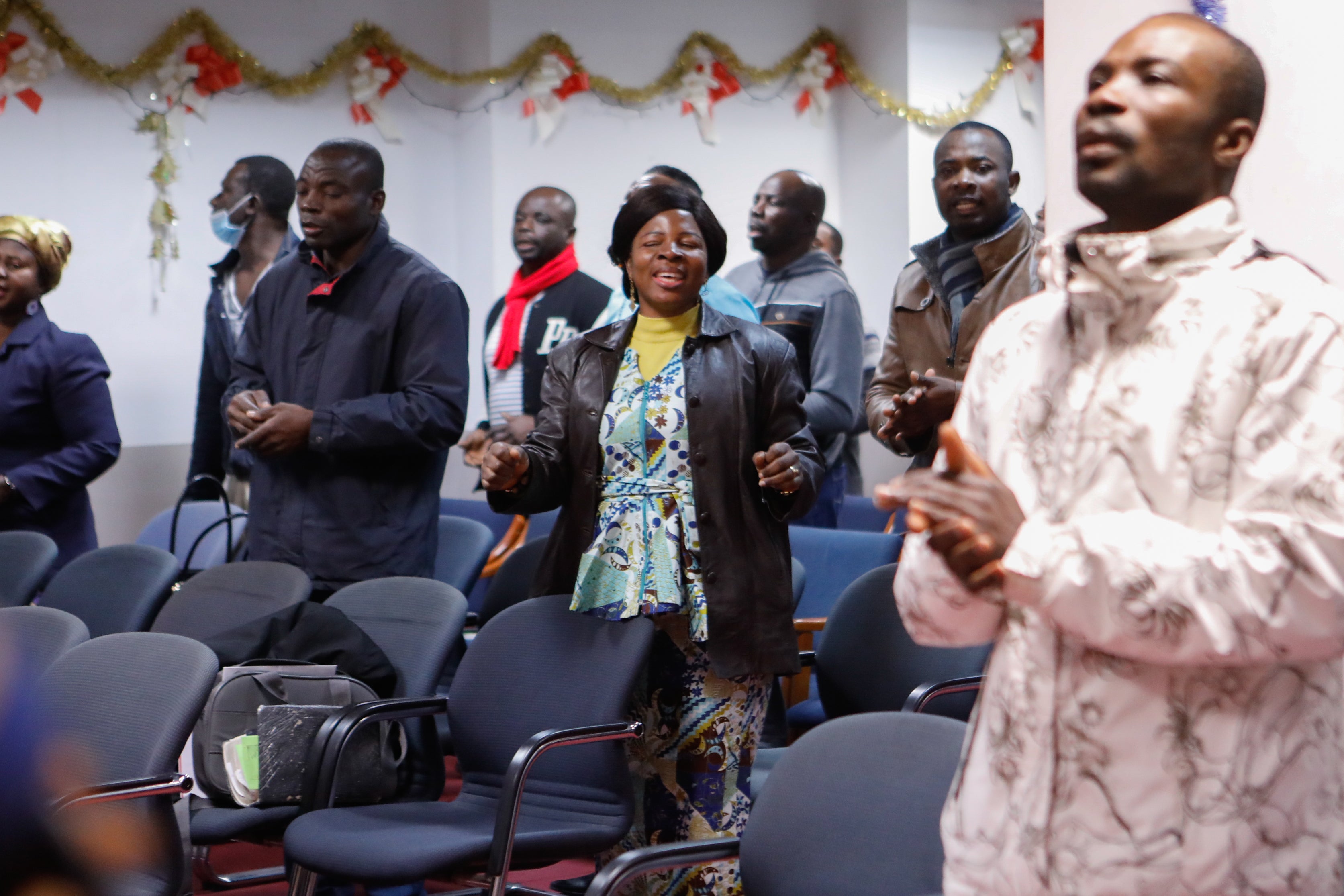 Fotos: Oficio religioso en la iglesia cristiana de Lorca a la que acuden en el barrio de La Viña vecinos de Ghana