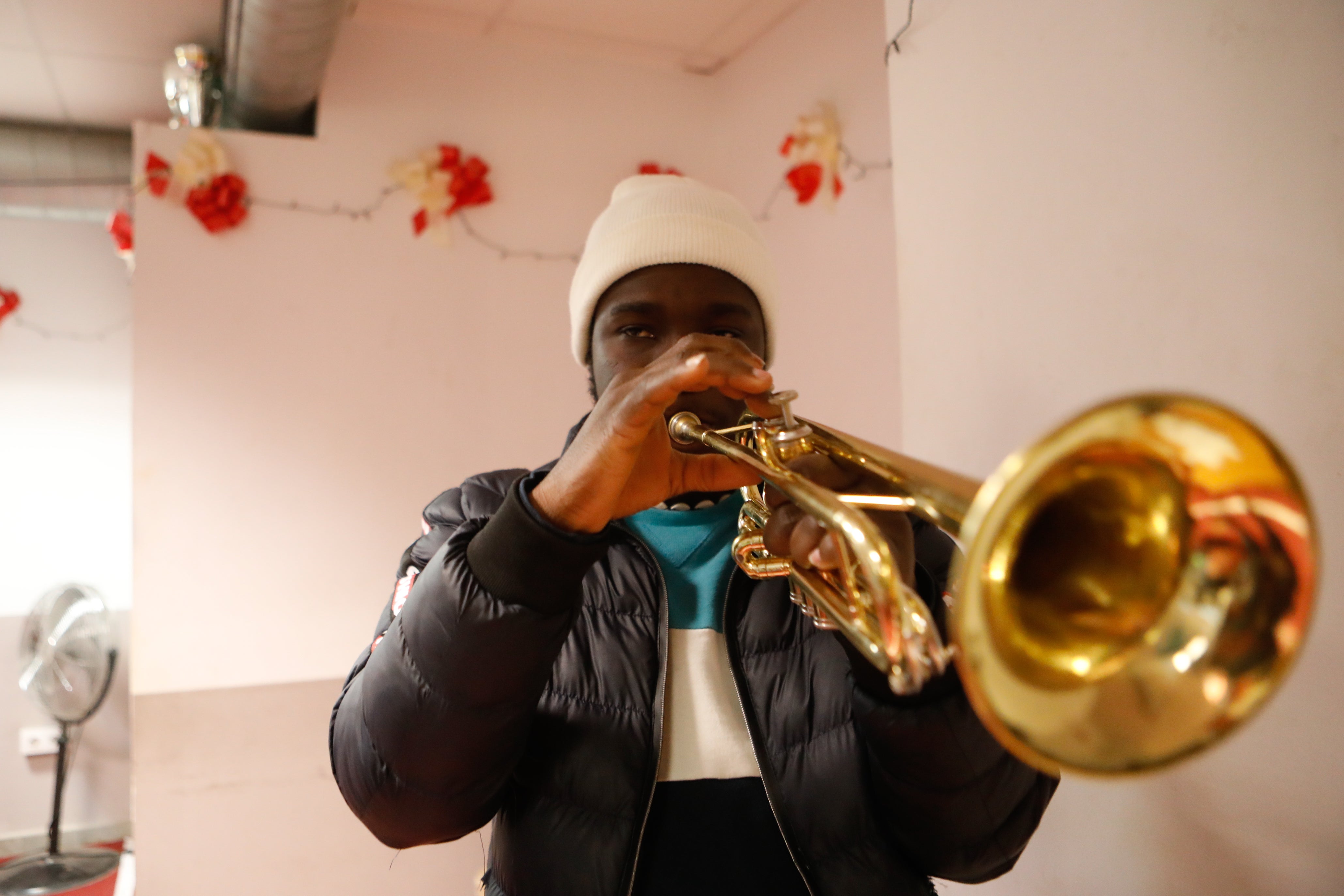 Fotos: Oficio religioso en la iglesia cristiana de Lorca a la que acuden en el barrio de La Viña vecinos de Ghana