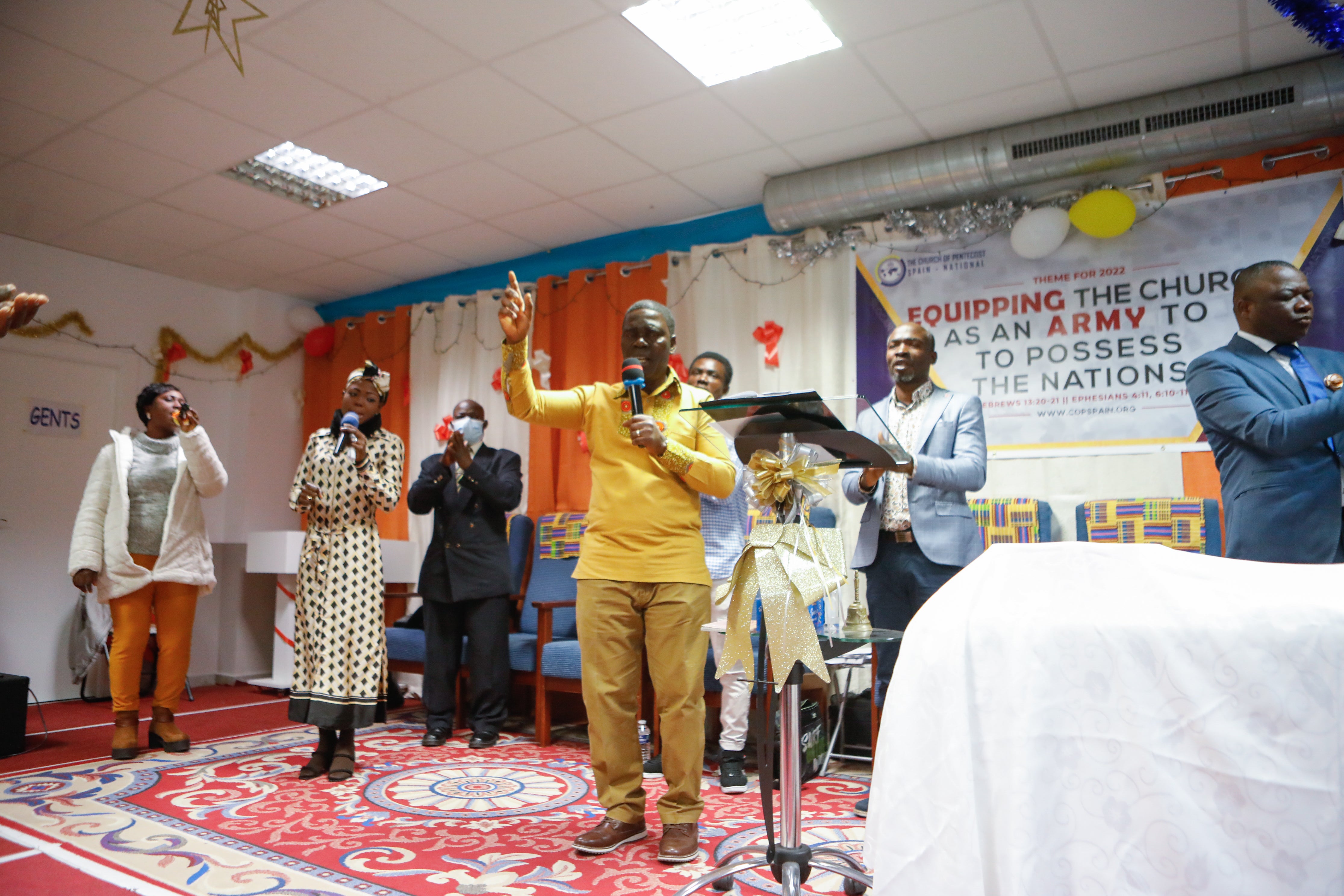Fotos: Oficio religioso en la iglesia cristiana de Lorca a la que acuden en el barrio de La Viña vecinos de Ghana