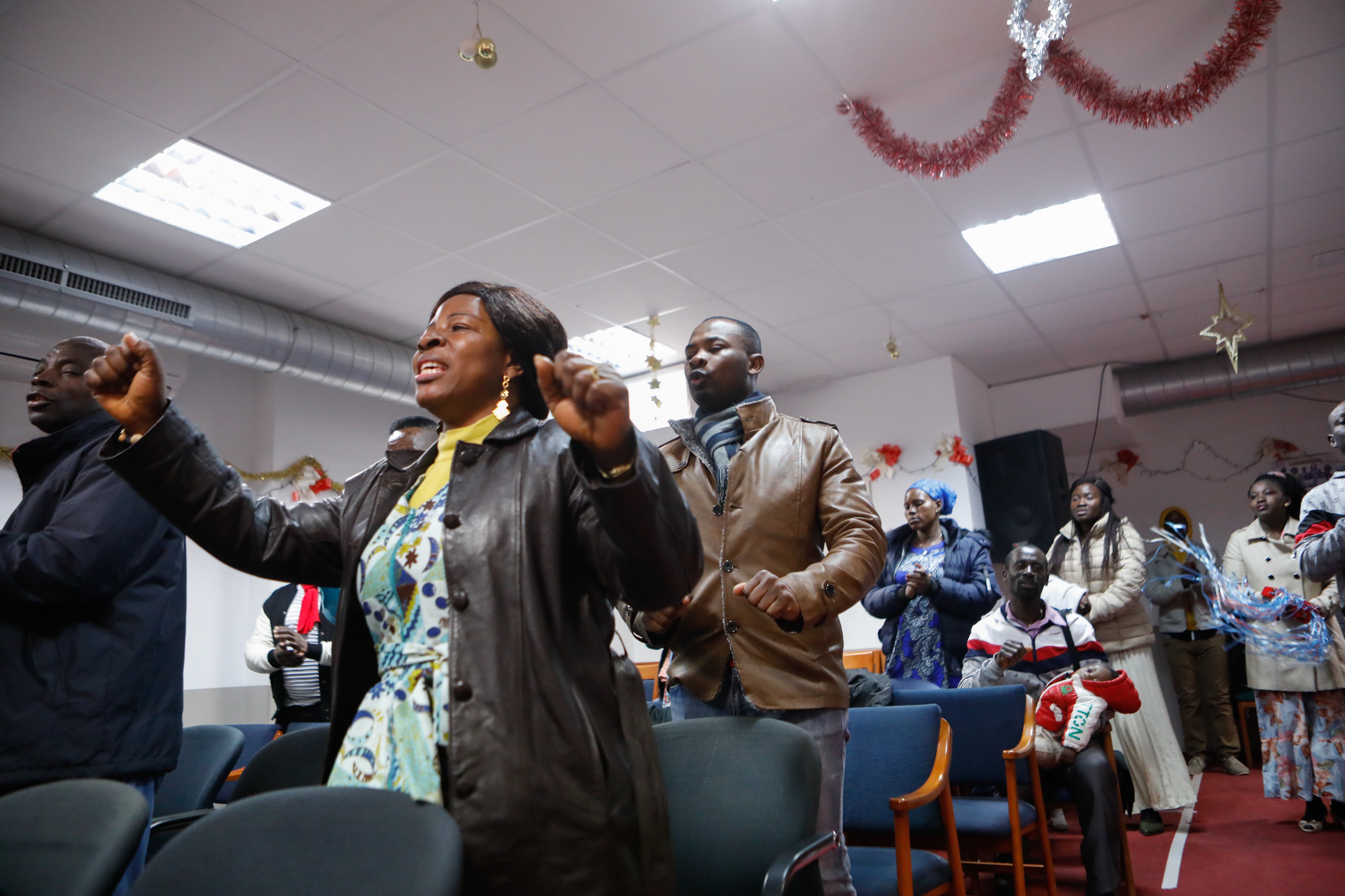 Fotos: Oficio religioso en la iglesia cristiana de Lorca a la que acuden en el barrio de La Viña vecinos de Ghana