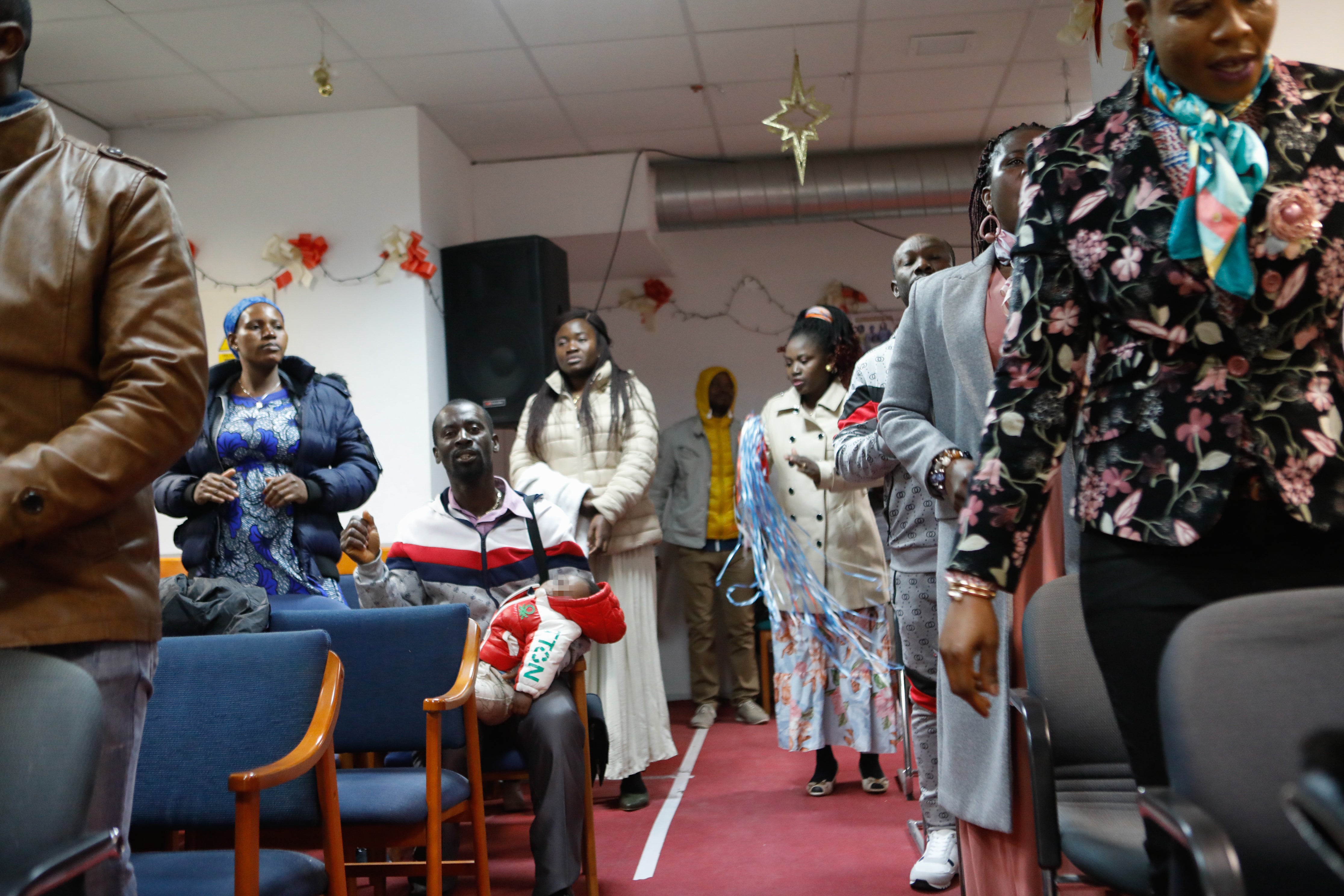 Fotos: Oficio religioso en la iglesia cristiana de Lorca a la que acuden en el barrio de La Viña vecinos de Ghana