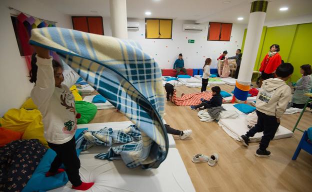 Los niños despiertan en una sala del Hogar San José de Jumilla.