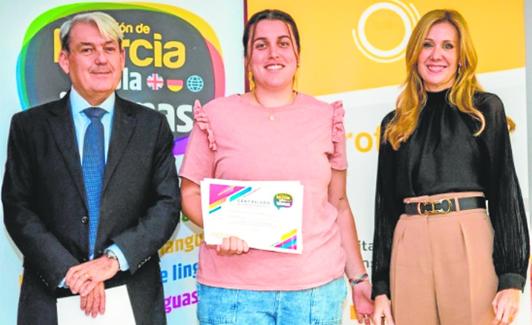 El director de Euroformac, Pedro Guzmán; una alumna del programa 'Murcia Habla Idiomas', y la directora general del SEF, Marisa López, durante la entrega de diplomas del programa formativo. 