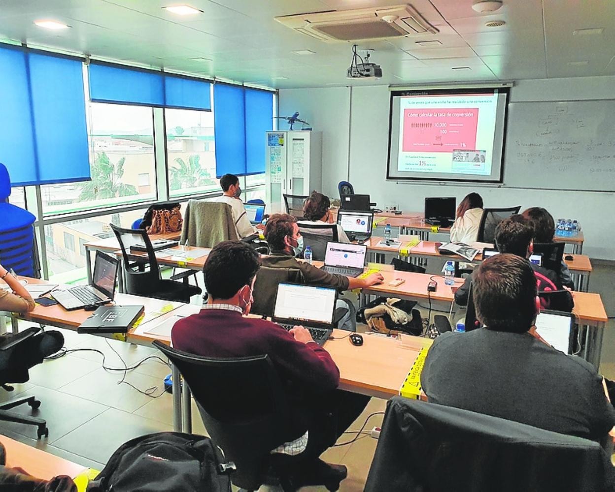 Alumnos de Gestión del Talento en el aula digital. 