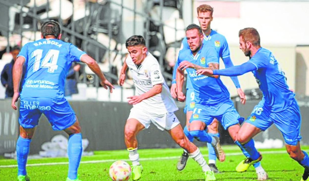 Santi Jara, que fue titular ayer, persigue a un jugador del Ceuta en su estreno con la camiseta del Fuenlabrada. 