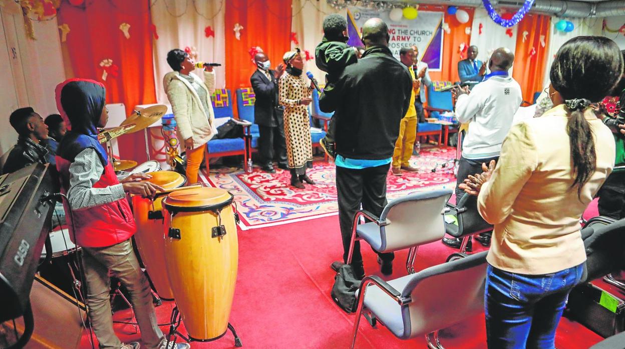 Oficio religioso en la iglesia cristiana a la que acuden en el barrio de La Viña vecinos de Ghana, Nigeria, Gambia y Mali, este domingo. 