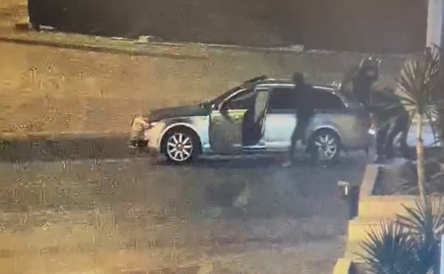 Las cámaras de seguridad del recinto del centro comercial captaron la huida de los ladrones a bordo del Audi A4.