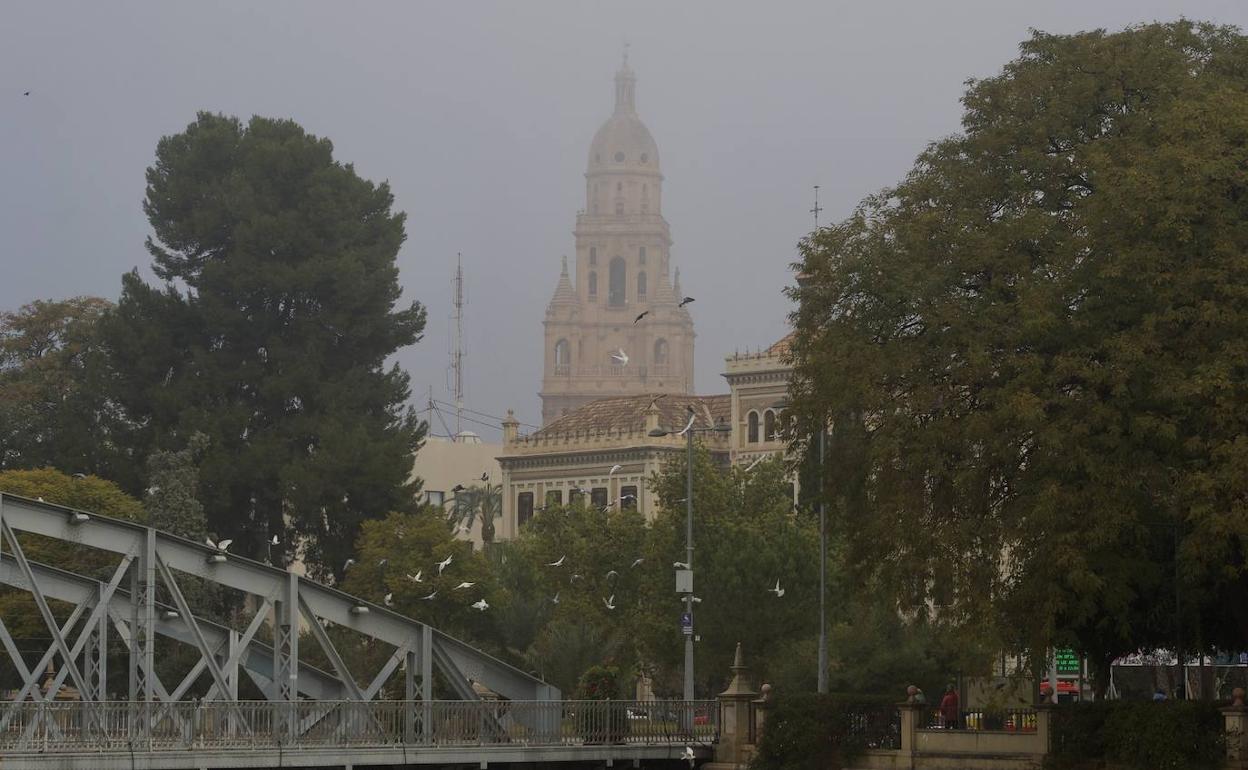 Imagen de la niebla tapando la visibilidad de la Catedral de Murcia, este lunes. 