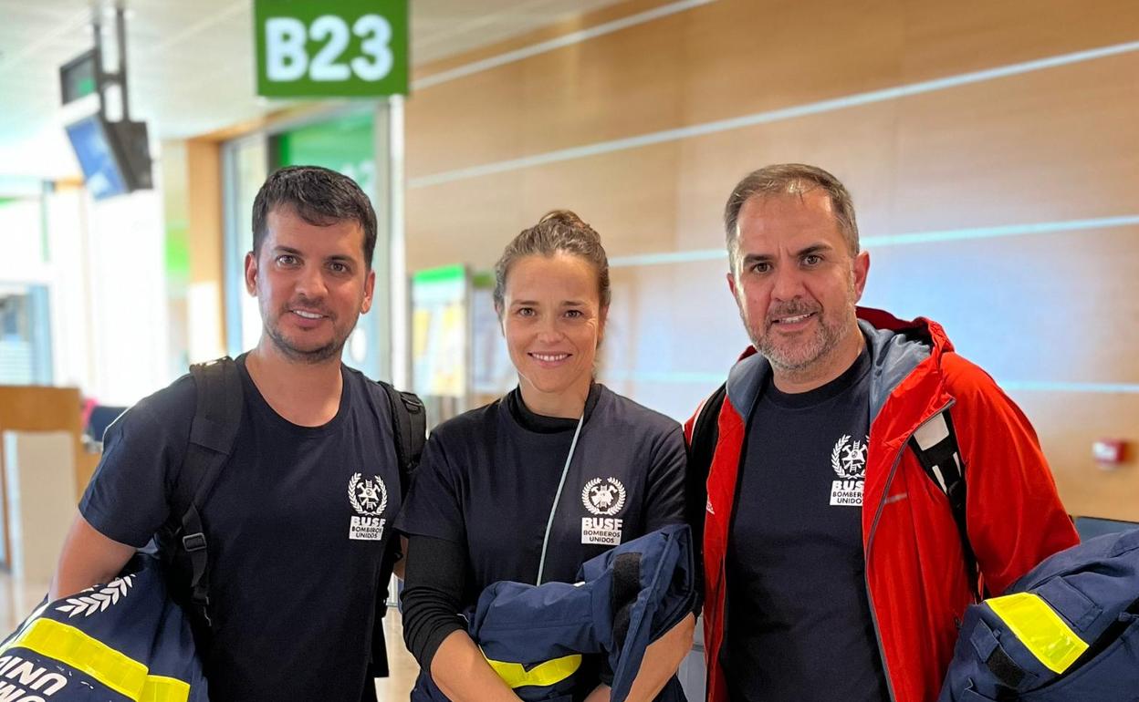 Manuel Pardo (derecha) en el aeropuerto Adolfo Suárez de Madrid, momentos antes de viajar a Turquía. 