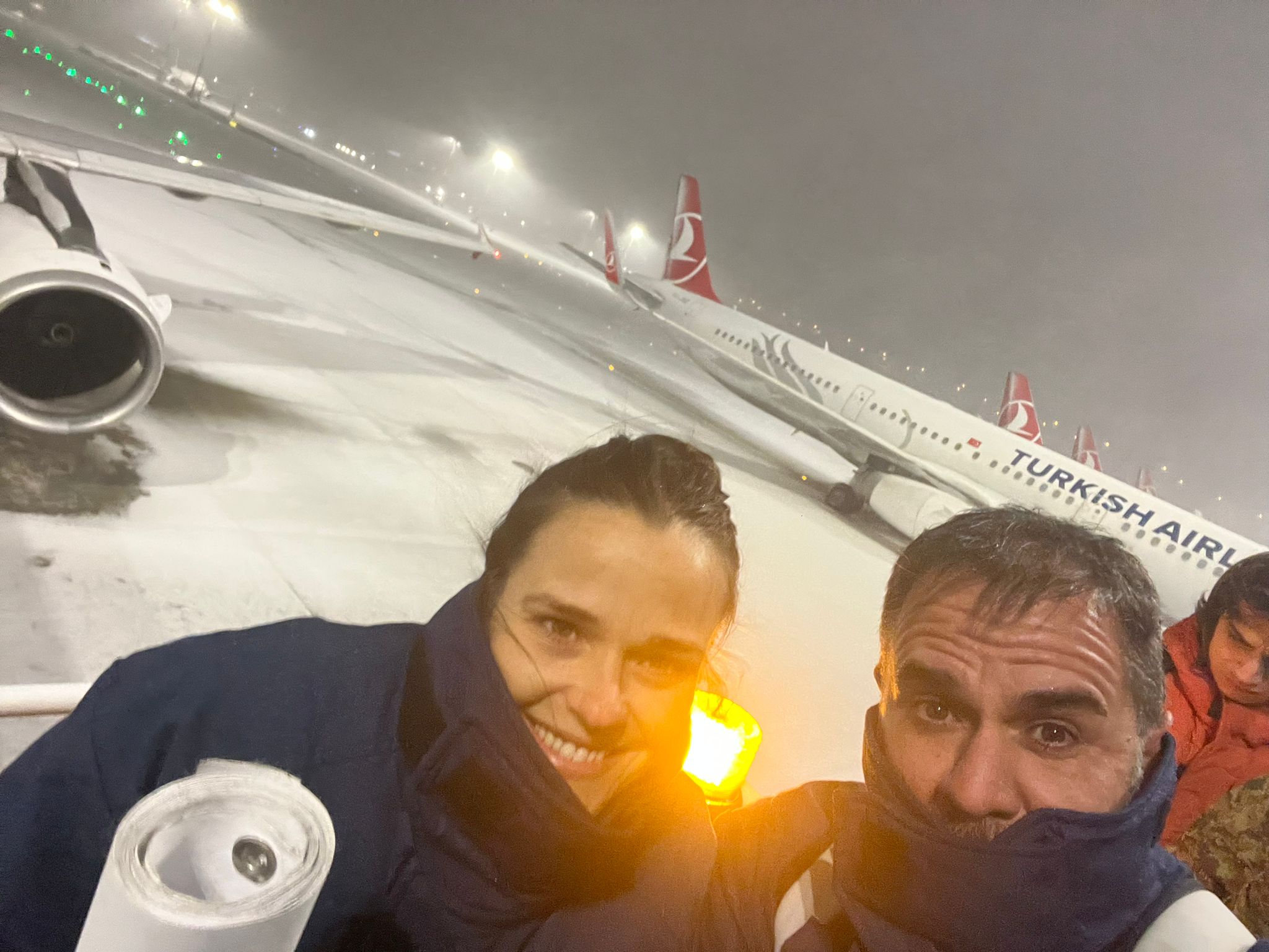El murciano Manuel Pardo, junto a otra de las voluntarias de Bomberos Unidos Sin Fronteras, a su llegada a Turquía. 