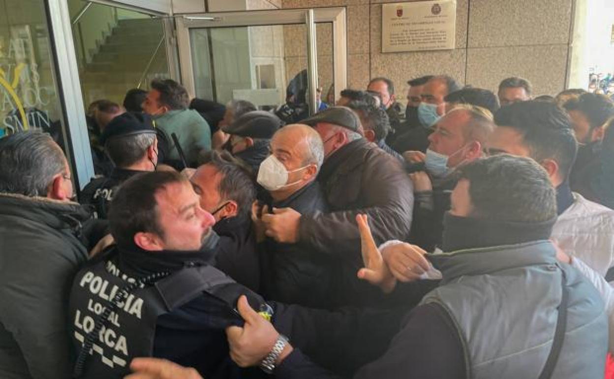 Imagen del momento en el que los ganaderos rompen el cordón policial y entran en el edificio.