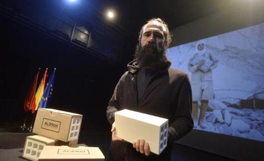 Jorge Martínez posa con el ladrillo en la presentación de la campaña 'Alepoh', en 2019, en el Centro Párraga de Murcia. 