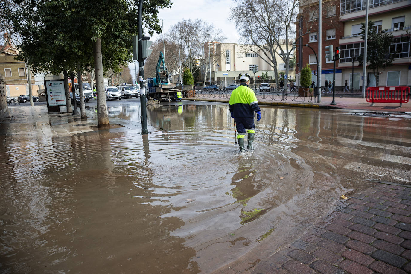 Fotos: Una avería en la red de agua potable anega la Plaza de España de Cartagena