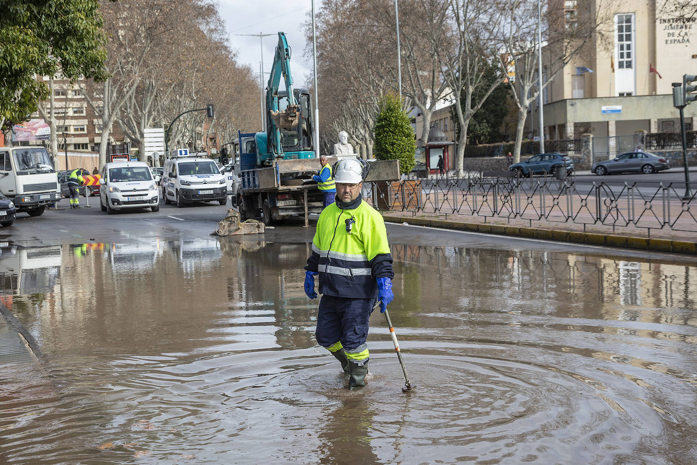 Fotos: Una avería en la red de agua potable anega la Plaza de España de Cartagena