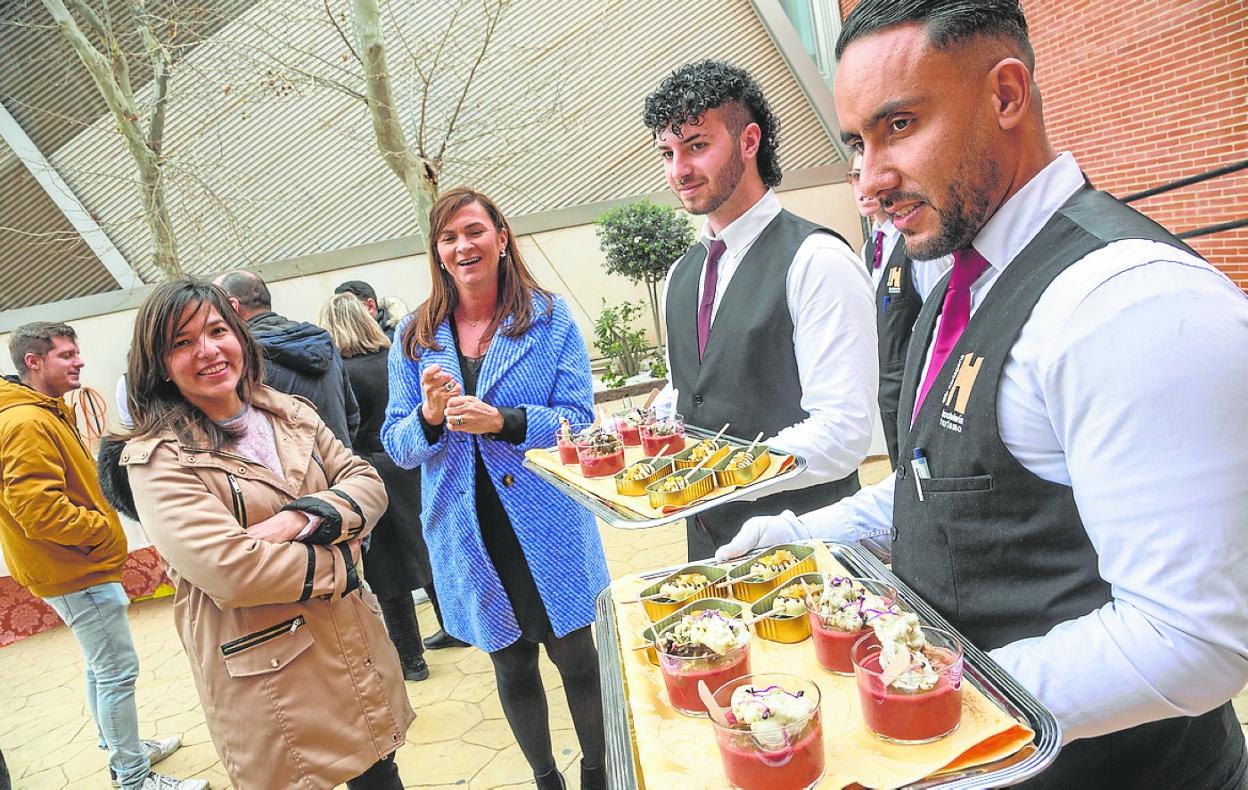 Dos camareros sirven el cóctel de bienvenida a los invitados en el CIFP de Hostelería y Turismo. 