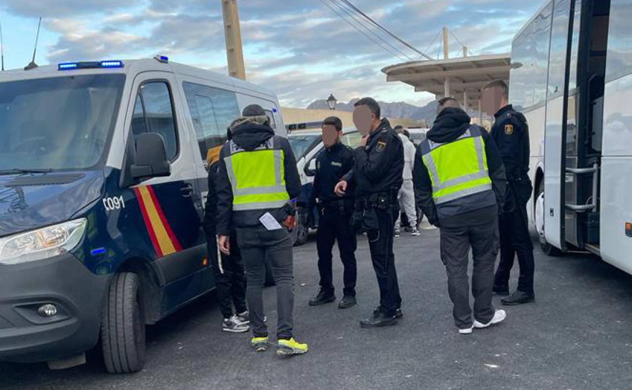 Un grupo de agentes, este miércoles durante la intervención en la calle Pedro Flores, en Fortuna. 