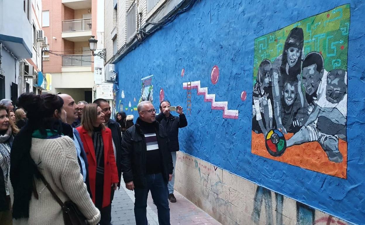 Dirigentes del gobierno local, durante la inauguración de los murales. 