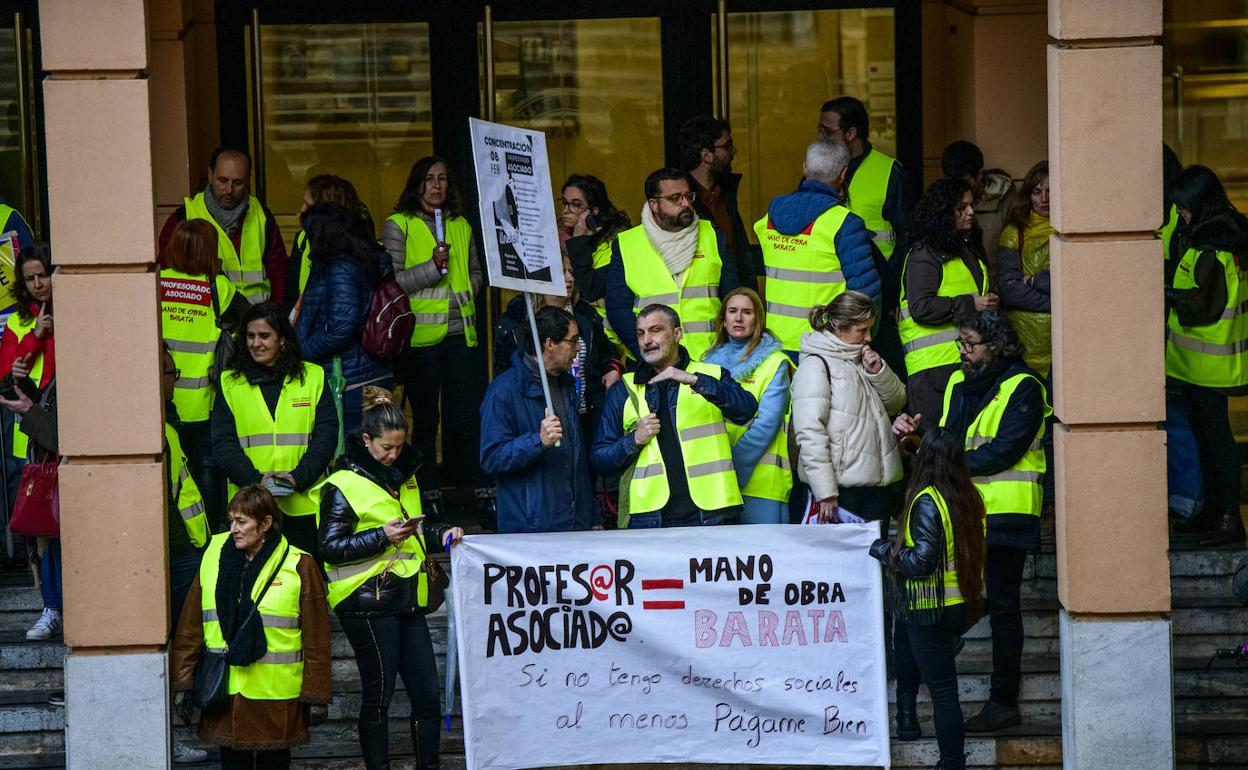 Los asociados, con chalecos distintivos, en el campus de La Merced. 