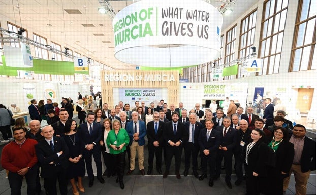 El presidente López Miras posa este mañana con representantes del sector y empresarios en la inauguración de Fruit Logistica de Berlín. 