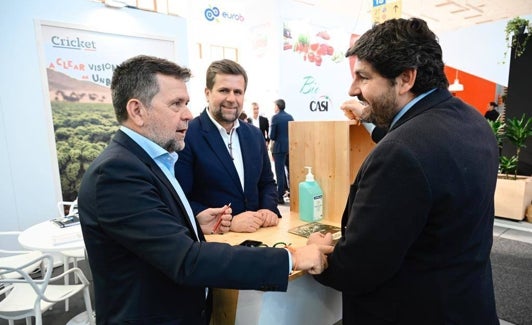 Juan Marín y su hermano Julio Antonio, con López Miras en el stand de la empresa. 