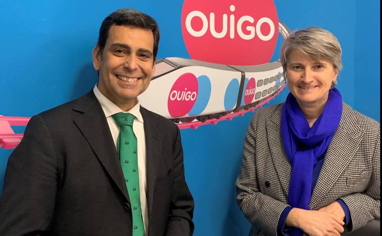La directora general de Ouigo en España, Hélene Valenzuela, (primera a la izquierda) con el consejero de Fomento, José Ramón Díez de Revenga. 