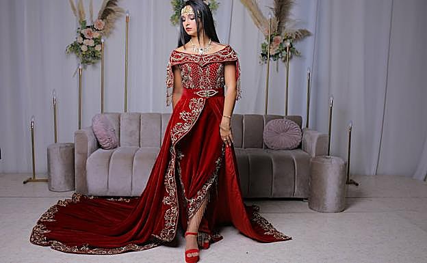 Karakou de terciopelo, tradicional de Oujda, de los pocos modelos que no llevan mangas largas, parecido a uno de los vestidos tradicionales de Argelia por la cercanía de esta coiudad a las fronteras con este país.