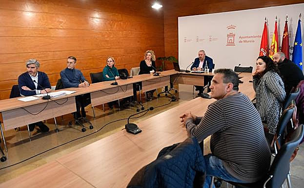 Reunión mantenida el pasado mes de enero entre el Ayuntamiento y los placeros de Verónicas. 