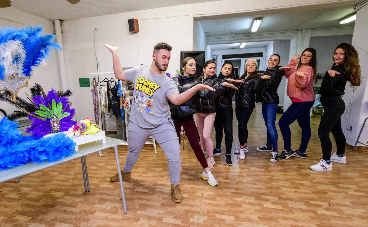 El muso Pedro Medina ensaya con su comparsa «Las rebeldes» días antes del inicio del Carnaval 